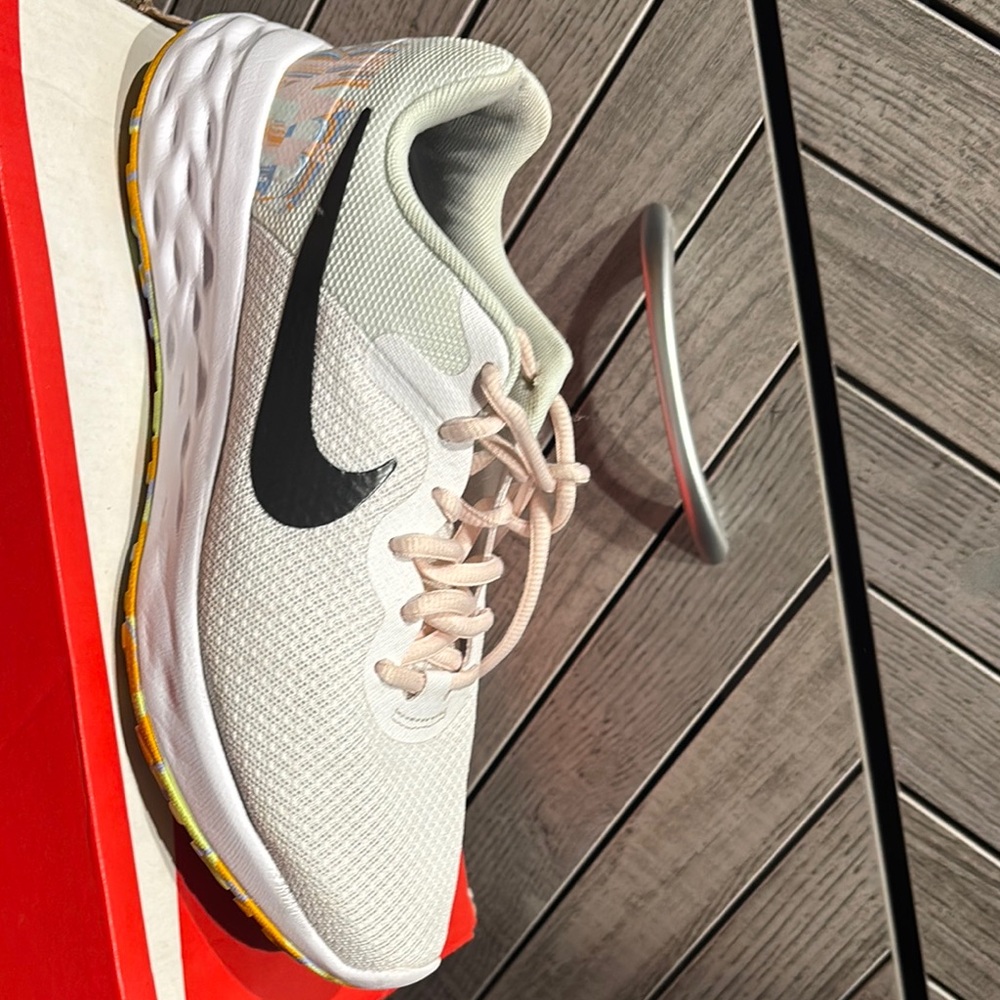 Nike Women's White and Black Athletic Shoes